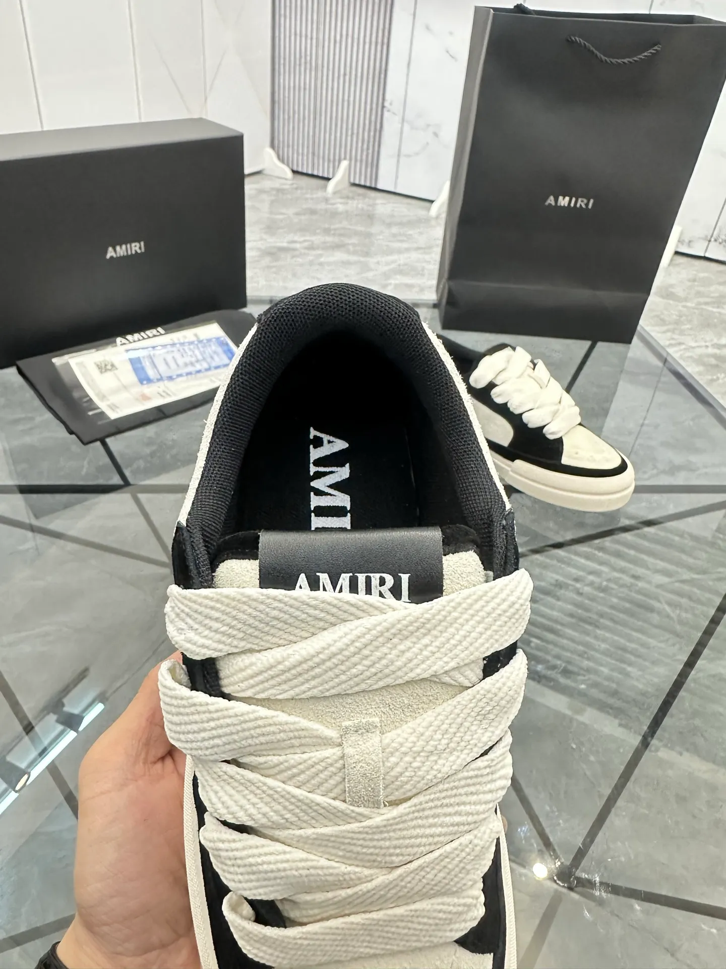 Men's shoes: 💰P600¥ Top quality in Guangzhou Product trademark: AMIRI* "Amir*" low-top casual shoes Regular size: 39-44 (can be customized to 45) Product material: Upper imported first-layer cowhide spliced ​​nubuck leather, breathable lining, original outsole. Number: 525